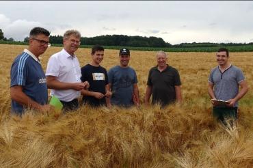 v.l.n.r.: Prüfer und Berufsschullehrer Frithjof Hylla, Behördenleiter Dr. Reinhard Bader, Auszubildender Mathias Weishaupt, Prüfer und praktischer Landwirt Josef Bernecker, Ausbilder Albert Sporer, Prüfer und Angestellter der staatlichen Rinderzucht Robert Lindemeyr 