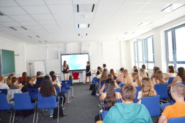 Bundestagsabgeordnete Heike Heubach zu Gast an der Staatlichen Realschule Rain