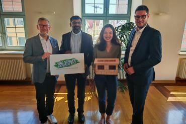 V.l.n.r.: 1. Vorsitzender des Vereins 1000 Schulen für unsere Welt e. V. und Landrat a. D. Stefan Rößle, Kaplan Pater Jith in Vertretung für Pfarrer Markus Lidel, Ramona Ruf, Koordinatorin für Entwicklungszusammenarbeit am Landratsamt Donau-Ries und Landrat Michael Dinkelmeier.