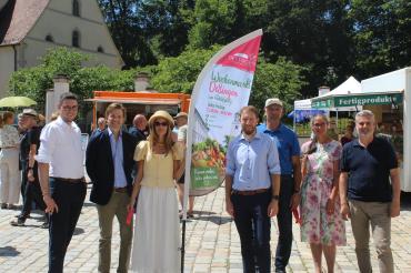 Der Oettinger Wochenmarkt wurde im Beisein von Fürst Franz-Albrecht zu Oettingen-Spielberg (2.v.l.), dessen Ehefrau Cleopatra von Adelsheim (3.v.l.) sowie Landrat Michael Dinekmeier (l.) und Oettingens Erstem Bürgermeister Thomas Heydecker (M.) eröffnet.
