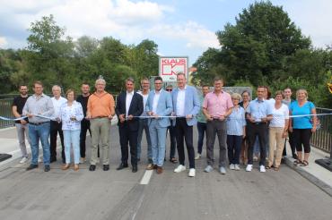 Mit dem Durchschneiden des Bandes wurde die DON 27 bei Kaisheim offiziell wieder für den Verkehr freigegeben.