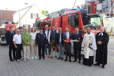 Mit der Weihung und der symbolischen Schlüsselübergabe wurden die Drehleiter und der Lichtmastanhänger offiziell an die Freiwillige Feuerwehr Oettingen übergeben.