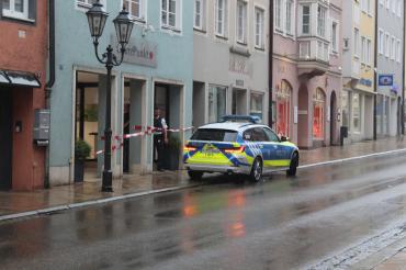 Die Polizei sperrt das Geschäft nach dem Einbruch ab.