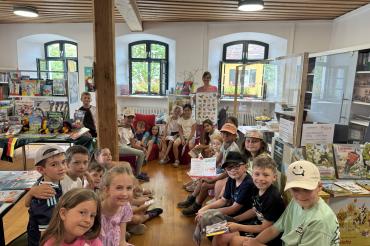 Die Klassen 2a und 2c besuchen die Stadtbücherei - Leonhart-Fuchs-Grundschule Wemding