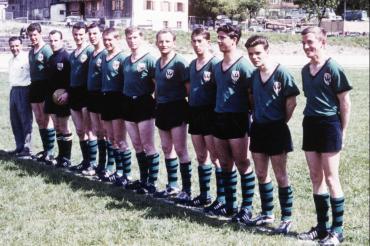 Helmut Wurm (1. v.r.) und sein Freund Gerd Müller (3. v.r.) bei einem Freundschaftsspiel des TSV Nördlingen in Oberstdorf an Pfingsten 1964 