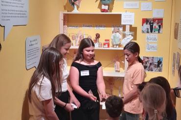 Von links: Emma, Charlotte, Alina und Nele vom KiJuBei zeigen Kindern ihre selbst gestaltete Station in der Studioausstellung