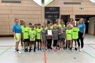 Die erfolgreichen Mannschaften des Kreissportfests Leichtathletik in Donauwörth mit den Siegerteams der Johann-Wilhelm-Klein-Grundschule Alerheim und der Grundschule Nördlingen-Mitte sowie den Organisatorinnen Kathrin Schiele und Melanie Hammel und Ehrengast Frau Kathrin Schön.