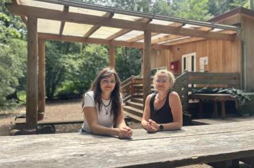 Michaela Richter (l.) und Lisa Steinle setzen sich für den Erhalt des Waldkindergartens an der Alten Bürg ein. 