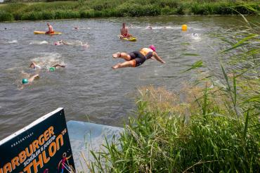 Spektakulärer Sprung ins Wasser bei der Single Mixed Relay.