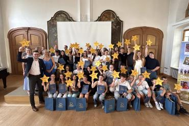 Die Schülerinnen und Schüler, die am Freiwilligen Sozialen Schuljahr 2026 teilgenommen haben, freuen sich über Ihre Urkunden. Links, die Ehrenamtsbeauftragte Karin Brechenmacher sowie Stefanie Fieger und Landrat Michael Dinkelmeier.