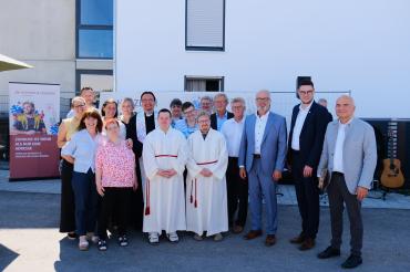Auf dem Bild zu sehen (von links): Kristina Lappler (Leitung Wohnen), Lucia Donnici (Einrichtungsleitung Rain), Michael Jenuwein (stellv. Leitung Wohnen), Doreen Paus (Vorstand), Bewohnerin Wohnanlage Kirschbaumhöfe, Stefanie Forell (Teamleitung Wohnanlage Kirschbaumhöfe), Pfarrer Jörg Bircher, Bewohner Wohnanlage Kirschbaumhöfe, Ursula Miller (Gemeindereferentin Stiftung Sankt Johannes), Bewohnerin Wohnanlage Kirschbaumhöfe, Susanne Rieger (Pastoralreferentin Stiftung Sankt Johannes), Peter Schiele (stellv
