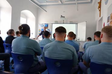 In der Justizvollzugsanstalt Niederschönenfeld haben in diesem Jahr erneut zahlreiche Gefangene ihre berufliche Ausbildung erfolgreich abgeschlossen. 