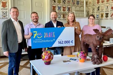 V.l.n.r.: Frank-Markus Merkt, Bürgermeister der Gemeinde Fremdingen; Bastian Ganster, Einrichtungsleiter Schloss Hochaltingen – Haus St. Marien; Stephan Masch, Repräsentant der Deutschen Fernsehlotterie; Karin Funke, Quartiersmanagerin & Julia Sienz, Pflegedienstleiterin bei der symbolischen Übergabe der Fördersumme im Schloss Hochaltingen – Haus St. Marien