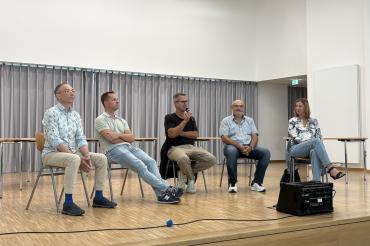 Auf der Bühne des Theodor-Heuss-Gymnasiums Nördlingen standen die Stadträte Wolfgang Goschenhofer, Dr. Georg Frank, Steffen Höhn, Markus Hager und Rita Ortler den Schülerinnen und Schülern Rede und Antwort. 
