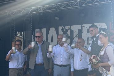 Mit dem traditionellen Bieranstich durch Bürgermeister Karl Rehm wurde am Samstag das Rainer Stadtfest offiziell eröffnet. Erstmals war dabei auch Landrat Michael Dinkelmeier zu Gast