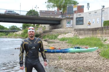 Joseph Hess durchschwimmt die Donau - von der Quelle bis zur Mündung. In Donauwörth macht er an Tag 3 seine Mittagspause. 