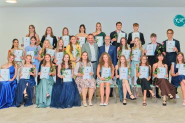 Bürgermeister Karl Rehm und Schulleiter Christian Sattich gratulieren 26 Absolventinnen und Absolventen der Realschule Rain zum Realschulabschluss mit der Note 1 vor dem Komma, ganz besonders den Schulbesten Helena Kramer und Angelina Martin zum Traumschnitt von 1,08. 