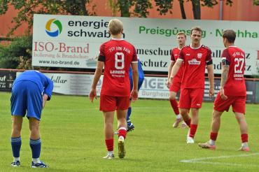 Im Vorbereitungsspiel gegen Alerheim tat sich der TSV Rain (rote Trikots) vor allem im Abschluss schwer.
