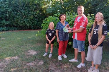 Holger Voth übergibt die Spendensumme an Rosemarie Schweyer.