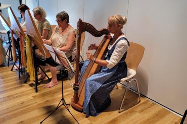 Eva Maria Kirschner (vorne) ist die Initiatorin des Volksliedersingens und -tanzens im B+ Zentrum Blossenau.