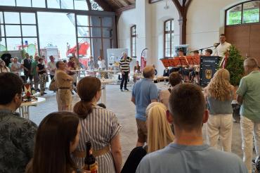 Oberbürgermeister David Wittner begrüßte die neu zugezogenen Bürgerinnen und Bürger beim diesjährigen Neubürgerempfang in der Sommerhalle im historischen Ochsenzwinger und lud sie dazu ein, Nördlingen und seine vielfältigen Angebote näher kennenzulernen.