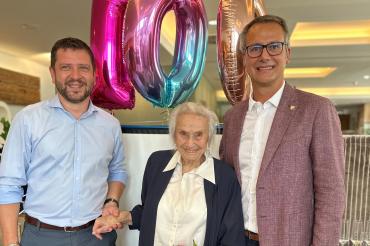 Emma Feldmeier feierte im Kreise ihrer Familie ihren 100. Geburtstag. Stellvertretender Landrat Jürgen Leberle (links) und 2. Bürgermeister Steffen Höhn überbrachten der Jubilarin herzliche Glückwünsche zu ihrem besonderen Ehrentag.