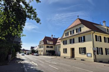 Die Augsburger Straße an der Alten Turnhalle in Nördlingen. 