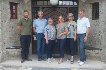 Behördenleiter Dr. Reinhard Bader, Brigitte Steinle (Bereichsleiterin Landwirtschaft), LAG-Managerin Melanie Pruis-Obel, LAG-Vorsitzende Anita Ferber, LEADER-Koordinator Erich Herreiner, Marco Zeh (Fachbereich Forsten).