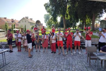 Die Berner Fasnachts-Big-Band „Mutzopotamier“ sorgt am Samstag, 15. August 2026, ab etwa 12.30 Uhr auf dem Nördlinger Marktplatz mit ihrer mitreißenden Mischung aus Big Band und Guggenmusik für beste Unterhaltung.