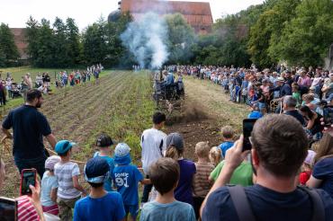 Der Lan-Bulldog des Vereins KulturLand Ries e.V. in voller Fahrt.