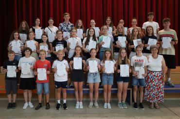In allen Jahrgangsstufen wurden die besten Schülerinnen und Schüler für ihre herausragenden Leistungen ausgezeichnet. 