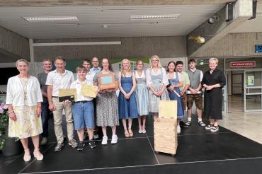 Mitwirkende des BGJ-Projekts und Preisträger: Auf dem Bild zu sehen (von links): Anja Behnke, Roland Ahle, Christian Böck, Andina Gärtner, Jakob Wais, Erwin Gufler, Anna Hausmann, Jana Bader, Laura Seiler, Lilly Frank, Ines Graber, Lukas Bock, Moritz Ahle, Stefanie Saam. 