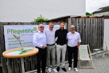 Zur Geschäfteröffnung gratulierten Veit Sommerschuh (zweiter von links) unter anderem die Oettinger Bürgermeister Thomas Heydecker und Markus Eisenbarth aber auch Vertreter der Pflegebranche wie der Inhaber der PHP GmbH, Guido Reichert.