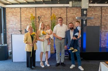 Familie Lebedew mit Oberbürgermeister Dieter Henle bei der Eröffnung des Erweiterungsbaus. 
