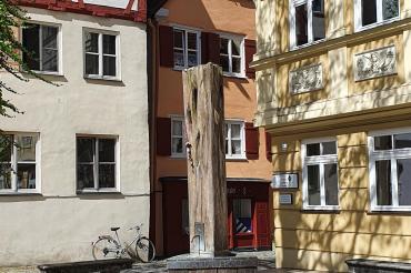Maria Holl Brunnen am Weinmarkt in Nördlingen. 