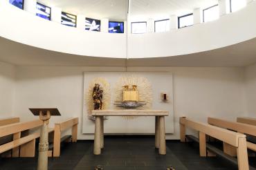Die neugestaltete Kapelle erstrahlt in hellem Glanz und lädt die Gläubigen zum Gebet.
