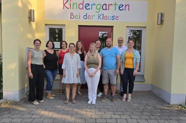 v.l.n.r.: Silke Paula, Beate Wolf, Bianca Straub, Viktoria Füssl, Nataly Rohr, Franziska Wiedemann, Lisa Wenger, Andreas Stemmer, Erster Bürgermeister Karl Rehm, Sabrina Forthofer