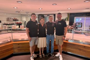 Markus Göth, Rose-Marie Schlecht, Paul Schlecht und Wolfgang Göth in den bald neuen Räumen der Metzgerei Göth in der Schrannenstraße in Nördlingen. 