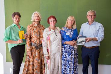 Das Veranstaltungsteam der West-Ost-Akademie mit Kunstmuseumsleiterin Annette Steinacker-Holst und Bezirkstagsvizepräsident Peter Schiele (von links).