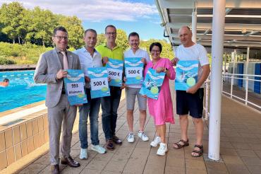 Das Bild zeigt. v.l.n.r. OB David Wittner, Steffen Rissmann (INTERSPORT Steingass), Dr. Florian Engert (Decker & Kollegen), Stefan Kirchner (Farben-Kirchner), Susanne Vierkorn (Stadtmarketingverein) und Martin Gruber (Leiter der städtischen Bäder)