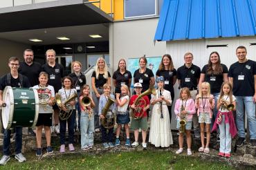 Das Bild zeigt die Kinder des Ferienprogrammes mit Betreuungsteam der Stadtkapelle Harburg e.V. 