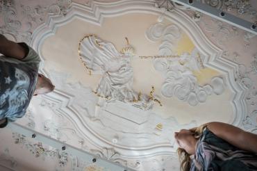 Die Stuckdecke im großen Sitzungssaal im Monheimer Rathaus.
