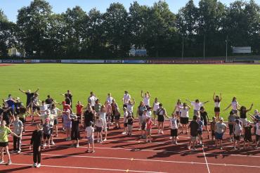 Bevor das integrative und inklusive Sportfest mit den verschiedenen Stationen so richtig losgehen konnte, mussten sich alle Teilnehmerinnen und Teilnehmer gut aufwärmen. 