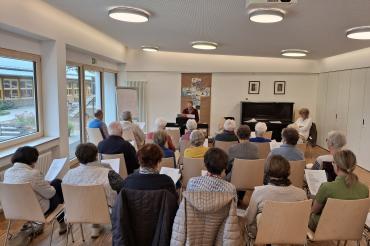 Musik verbindet: Rund 20 Teilnehmerinnen und Teilnehmer sangen gemeinsam bekannte Lieder und hatten dabei sichtlich Freude.