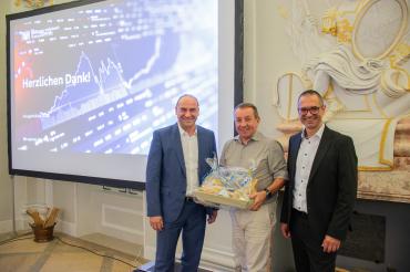  Die Vorstände der Raiffeisen-Volksbank Donauwörth eG Alexander Lehmann  (links) und Hubert Wöger (rechts) mit Norbert Faller beim AnlegerKolleg 2026 auf Schloss  Harburg.