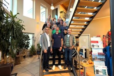 Ulrich Martin (MARTIN Special Technics), Josef Wolf (Geschäftsführer Technologie Centrum Westbayern) und Teilnehmende beim Firmenbesuch im Rahmen von „TCW on Tour – Einblicke in Unternehmen“.