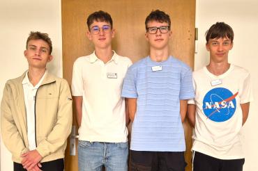 Auf dem Bild zu sehen (von links): Maximilian Zschiesche, David Kunze (Verwaltungsfachangestellte), Leo Steinherr (Umwelttechnologe für Wasserversorgung), Luis Wanner (Forstwirt).