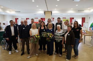 Auf dem Bild von links nach rechts: Manuel Paula (2. Bürgermeister/CSU), Robert Oberfrank (Stadtrat PWG), Karl Rehm (1. Bürgermeister Rain), Egbert Wenninger (Stadtrat/PWG), Julia Schmalbach (Co-Vorsitzende Helferkreis Rain), Stefan Degmayr (Freie Wähler), Barbara Würmseher (Helferkreis Vorstand), Joachim Düsing (Stadtrat u. Seniorenbeauftragter/PWG), Hedwig Rehm (Co-Vorsitzende Helferkreis Rain), Landrat Michael Dinkelmeier, Theresa Seidl, Sonja Bücker, Brigitte Bedrich und Nicole Lichtenstern (alle im Hel