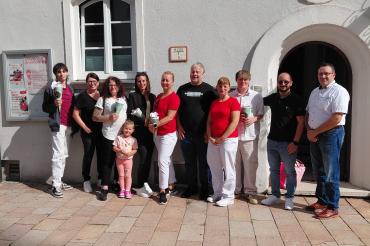 Auf dem Bild (von links): Michael Schwatz, Gabriele Koller (Pflegedienstleistung), Sandra Weeger, Alja Rajsp mit Tochter Lia, Kristine Caunite, Tobias Mokosch (Praxisanleiter), Cathleen Kreisel (Praxisanleiterin), David Güsgen, Said Boukchiba (stellv. Pflegedienstleitung) und Branko Schäpers. 