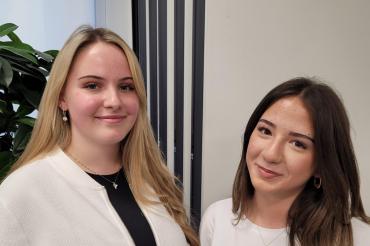 Die neu gewählten Landkreisschülersprecherinnen im Donau-Ries Sophie Bagrov (links) und Süeda Aydogdu (rechts).